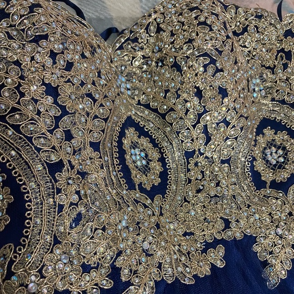 This dress is good for any formal occasion it is a size medium/ small worn once - Picture 3 of 5